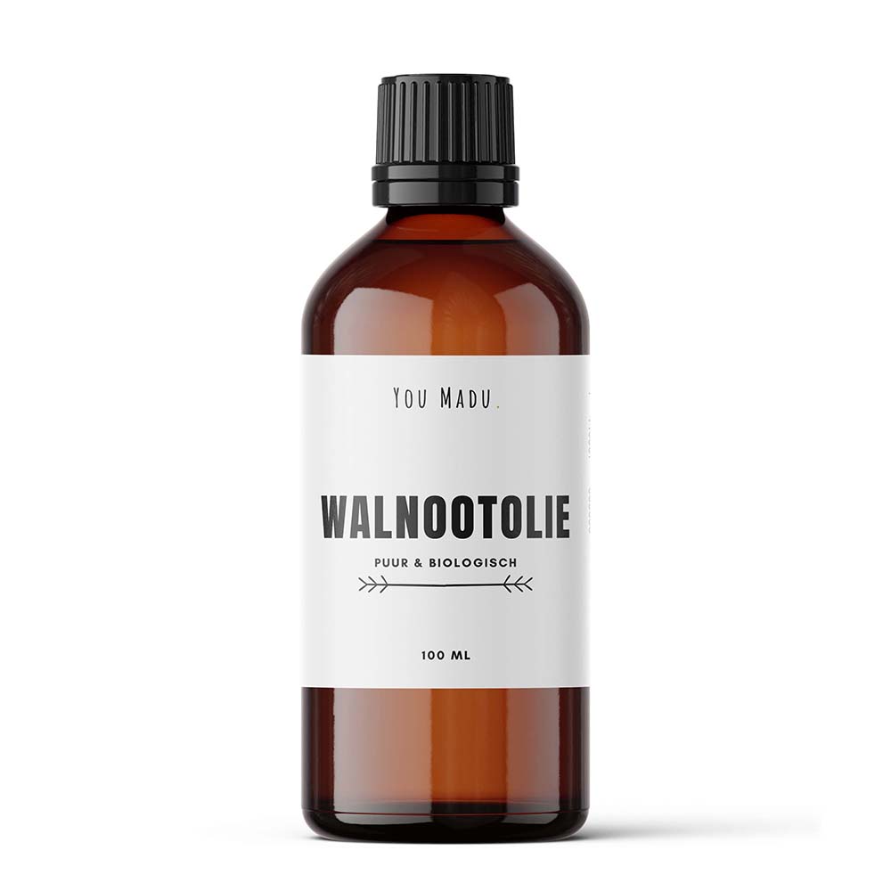 Walnootolie (Biologisch): een bruine fles met een wit label, ideaal voor gezichtsverzorging, massageolie en DIY verzorgingsproducten. Verwijdert make-up, hydrateert de huid en heeft ontstekingsremmende en voedende eigenschappen voor puistjes, mee-eters en huid en haar.