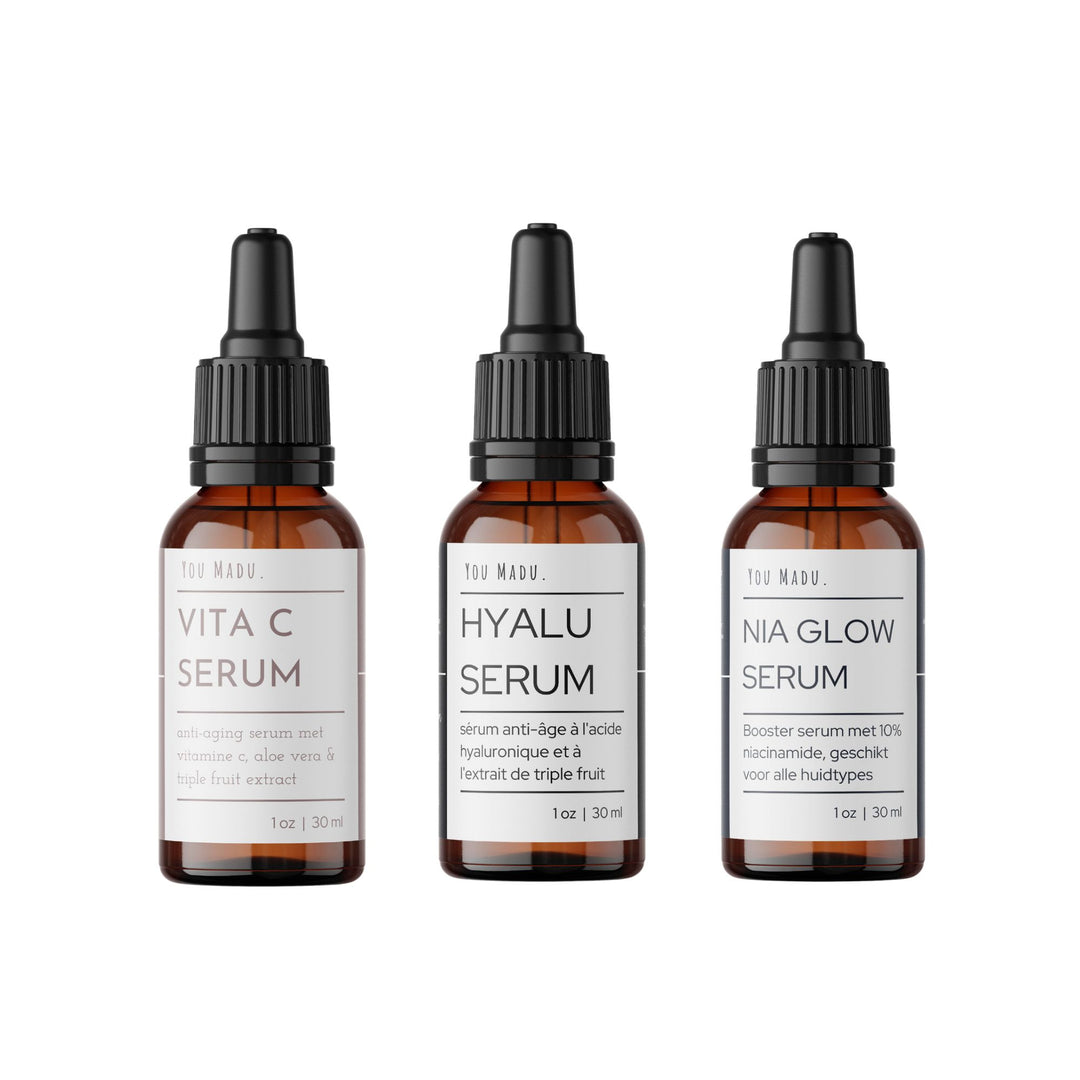 Een trio set van bruine flesjes met witte labels: Hyaluronzuur Serum met Triple Fruit Extract, Vitamine C Serum en Nia Glow Serum. Upgrade je huidverzorgingsroutine met deze hydraterende, verhelderende en beschermende serums voor een jongere en stralende teint.