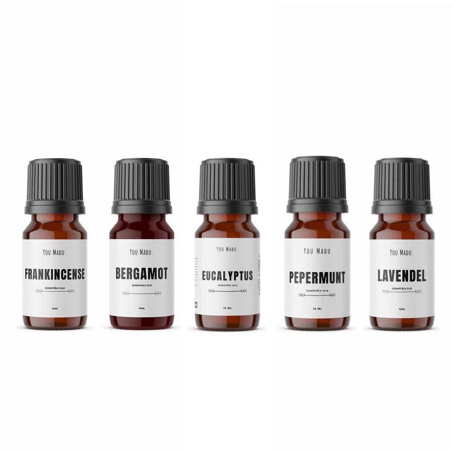 Essentiële Olie Starterkit (5 Flesjes): een groep flesjes met labels, waaronder Lavendel, Frankincense, Pepermunt, Bergamot en Eucalyptus.