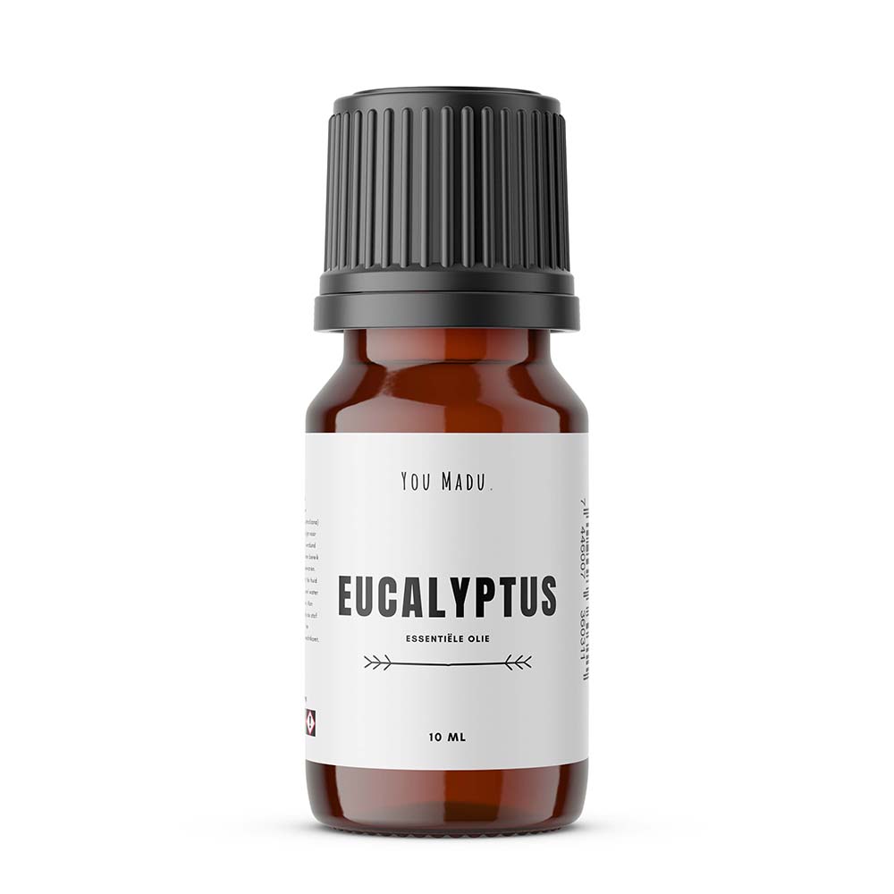 Eucalyptus Essentiële Olie - Een bruine fles met zwarte dop, ideaal voor het stimuleren van het immuunsysteem, beschermen tegen infecties en verbeteren van de ademhaling. Beste keuze voor droge keel, hoest, allergieën en hoofdpijn. Gebruik bij een geïrriteerde huid, ademhalingsproblemen en hoestbuien.