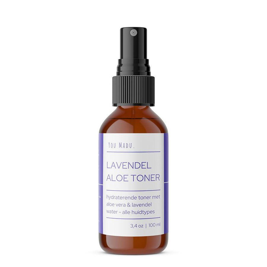Een flesje Lavendel Aloë Toner, een natuurlijke oplossing voor de huid met aloë vera en lavendelextract. Verwijdert overtollige oliën en onzuiverheden, reguleert de pH van de huid en kalmeert met diepe hydratatie. Antibacteriële eigenschappen verminderen acne en puistjes.